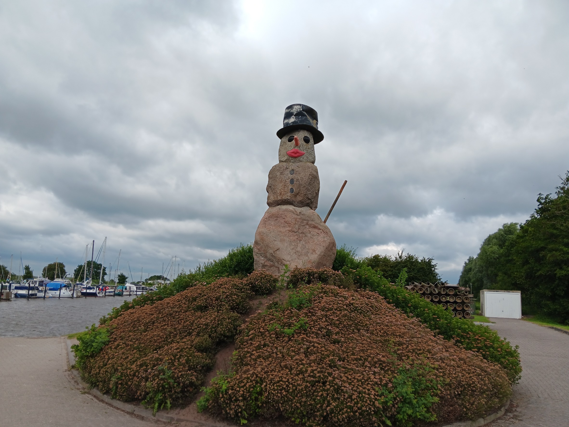 Schneemann aus Steinen
